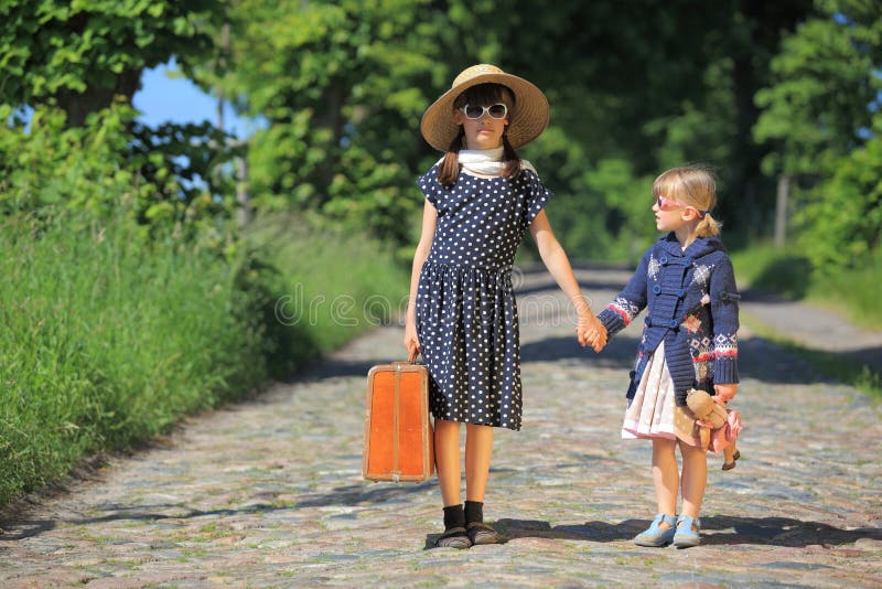 Due ragazze sulla strada, il piccolo parla al precedente.