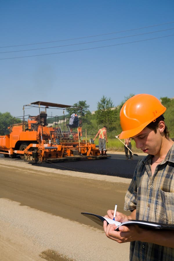 L'ispettore stradale, su una piattaforma di lavoro.