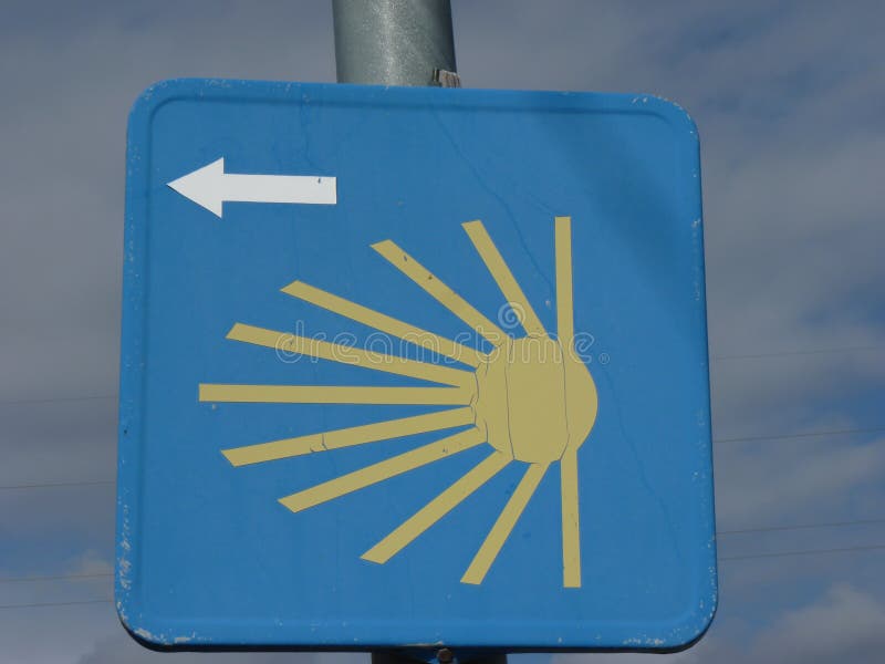 Roadsign op de Manier van St James ` Jakobsweg ` of ` Camino Santiago ` aan Santiago de Compostela royalty-vrije stock afbeeldingen Roadsign op de Manier van St James ` Jakobsweg ` of ` Camino Santiago ` aan Santiago de Compostela royalty-vrije stock afbeeldingen