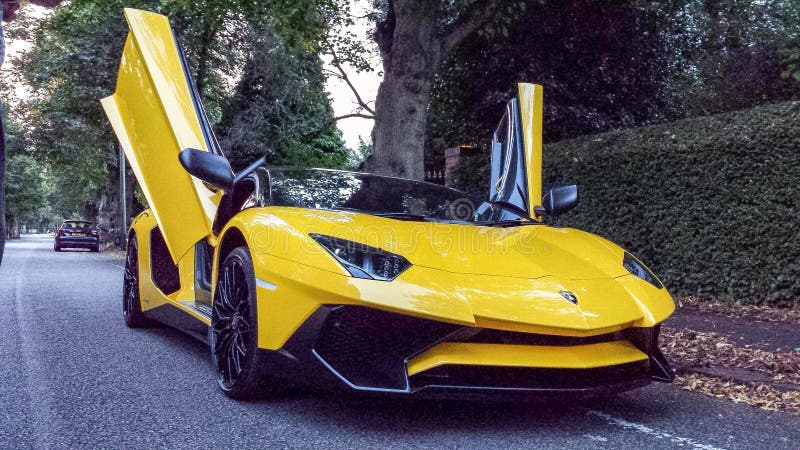 ROADSTER DE LAMBORGHINI AVENTADOR SV photos stock ROADSTER DE LAMBORGHINI AVENTADOR SV photos stock