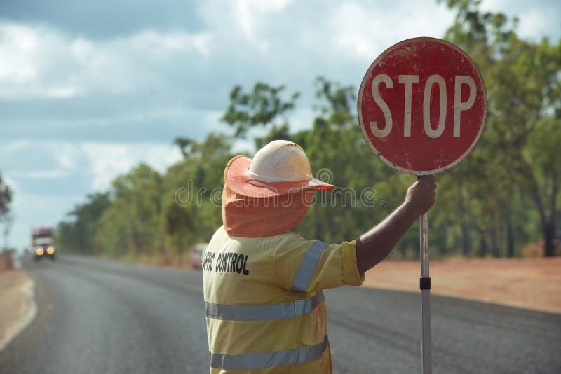 Riadenie dopravy na Austrálskom vnútrozemí cestná signalizácia na zastavenie ako cesta je zapečatený.