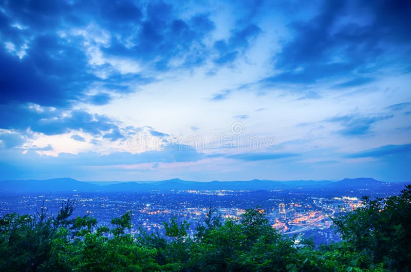 Roanoke miasto jak widzieć od Młyńskiej góry gwiazdy przy półmrokiem w Virginia