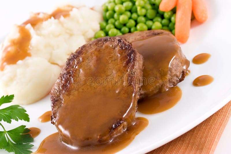 Arrosto di manzo con sugo di carne, purè di patate e verdure.