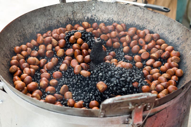 https://thumbs.dreamstime.com/b/roast-chestnut-wok-asia-style-roasting-big-107798365.jpg