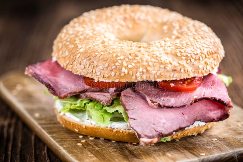 Roastbeef-Bagel (selektiver Fokus) lizenzfreie stockfotos Roastbeef-Bagel (selektiver Fokus) lizenzfreie stockfotos