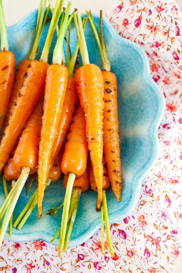 Бэби морковка. Бейби морковь. Морковь на гриле. Молодая морковка в духовке.