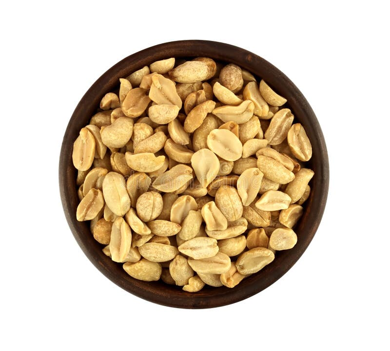 Roasted ha salato le arachidi in ciotola isolata su fondo bianco immagine stock libera da diritti Roasted ha salato le arachidi in ciotola isolata su fondo bianco immagine stock libera da diritti