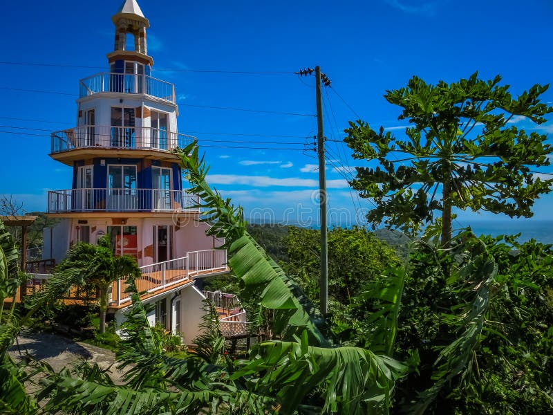 Roatan,洪都拉斯灯塔大厦 海岛的风景有蓝天和绿色植被的在背景中 免版税库存照片 Roatan,洪都拉斯灯塔大厦 海岛的风景有蓝天和绿色植被的在背景中 免版税库存照片