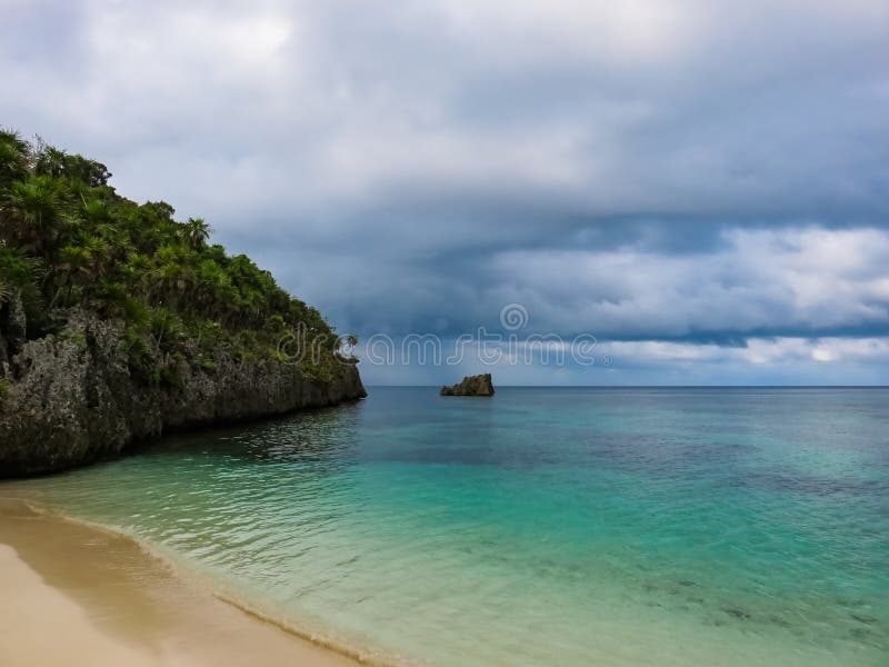 Roataneiland Honduras Landschap van een tropisch blauw turkoois duidelijk oceaanwater en een zandig strand Blauwe dramatische bew royalty-vrije stock foto Roataneiland Honduras Landschap van een tropisch blauw turkoois duidelijk oceaanwater en een zandig strand Blauwe dramatische bew royalty-vrije stock foto