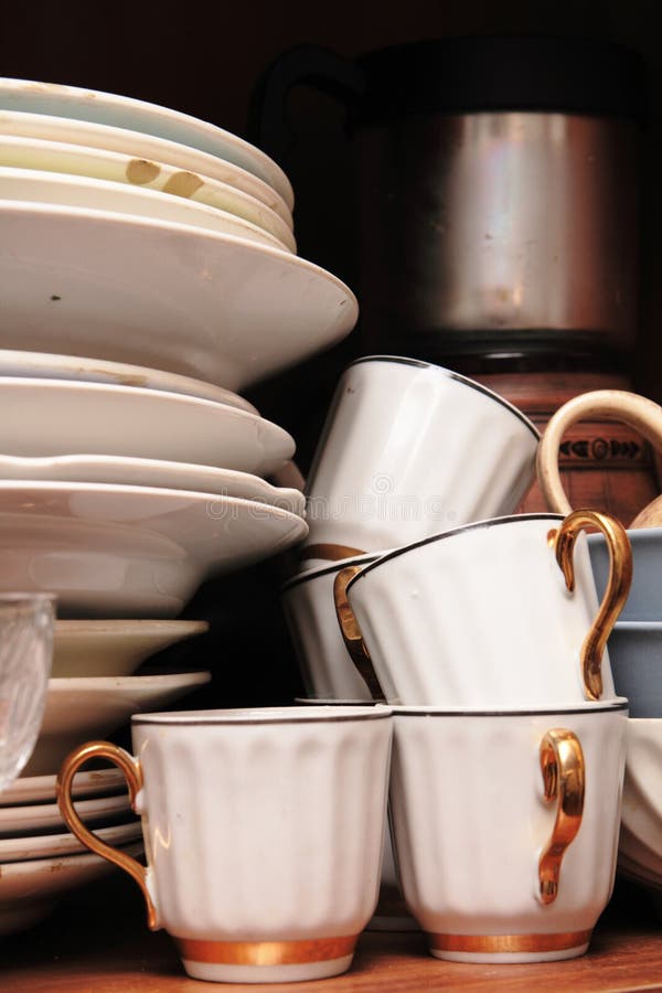 Roba di rifiuto della cucina. Tazze, zolle e l'altra roba di rifiuto sulla mensola della cucina