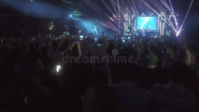 Robbie Williams chantant le coup mondial Exposition de laser, effets de la lumière sur le fond