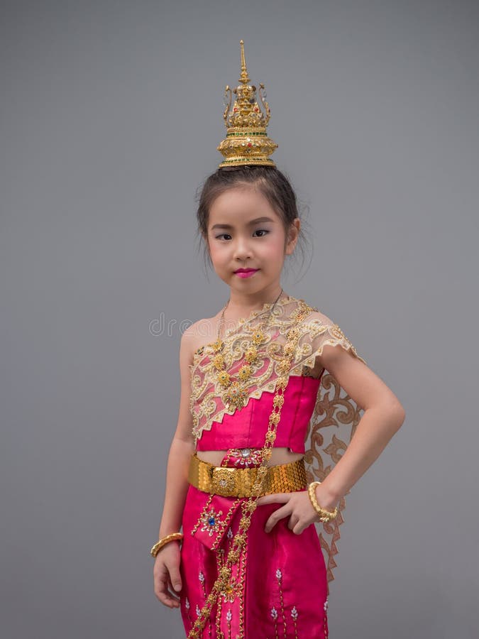 Robe asiatique de fille de petit enfant la robe traditionnelle thaïlandaise images stock Robe asiatique de fille de petit enfant la robe traditionnelle thaïlandaise images stock