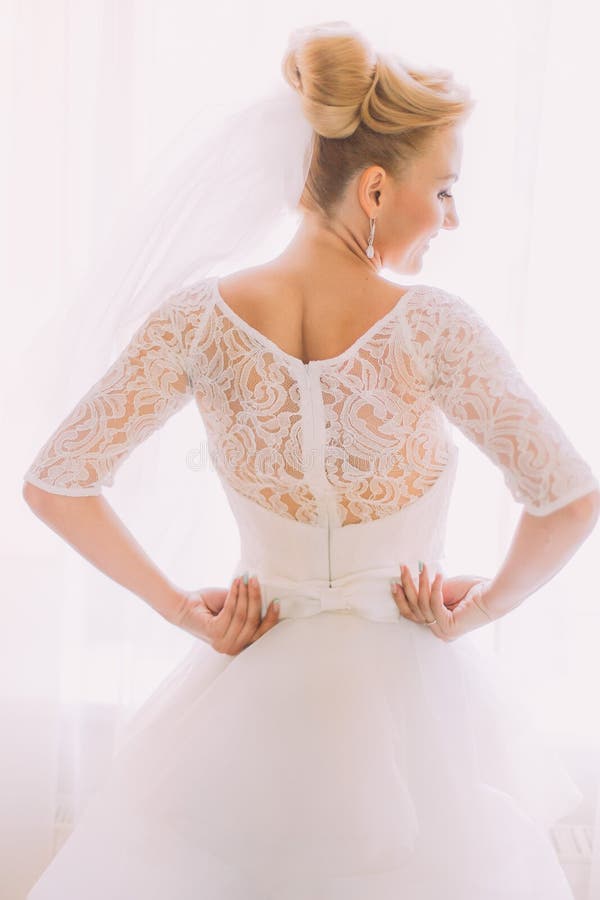 Robe de mariage blanche de vintage élégant élégant avec des ornements sur le plan rapproché arrière de la jeune mariée photo libre de droits Robe de mariage blanche de vintage élégant élégant avec des ornements sur le plan rapproché arrière de la jeune mariée photo libre de droits