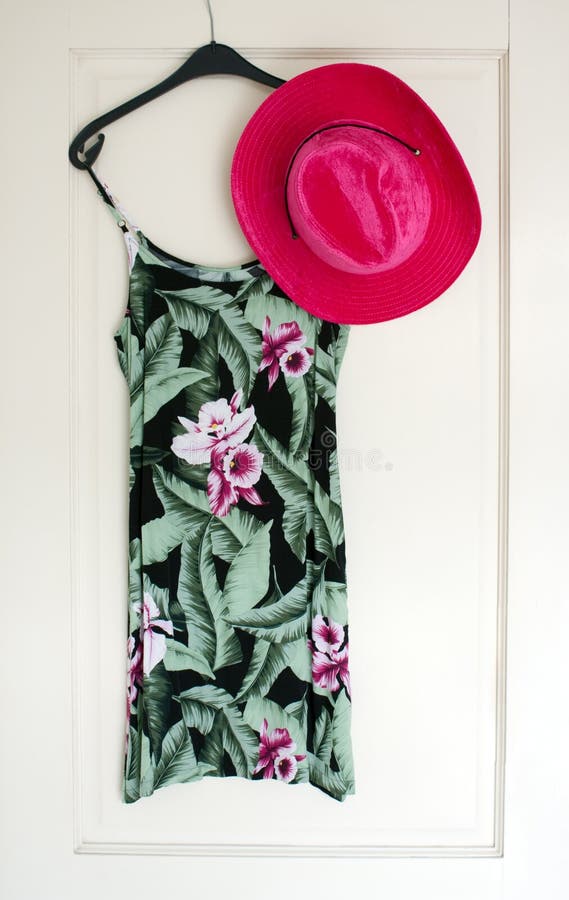 Robe et chapeau d'été photo stock Robe et chapeau d'été photo stock