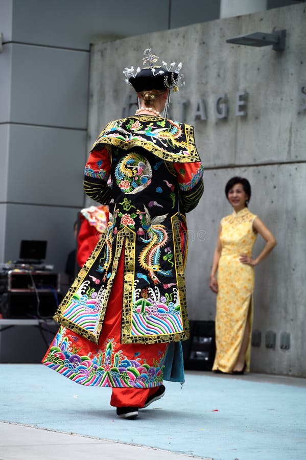 Robe longue impériale chinoise images stock Robe longue impériale chinoise images stock