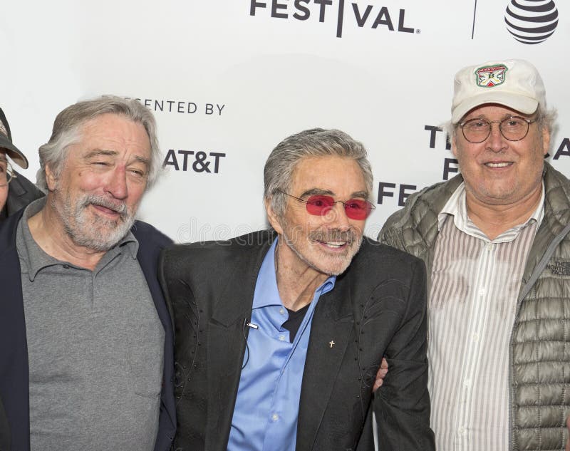 Robert DeNiro Joins Burt Reynolds et Chevy Chase qui se tiennent le premier rôle dans le ` d'années de chien de ` au festival 201 photos libres de droits Robert DeNiro Joins Burt Reynolds et Chevy Chase qui se tiennent le premier rôle dans le ` d'années de chien de ` au festival 201 photos libres de droits
