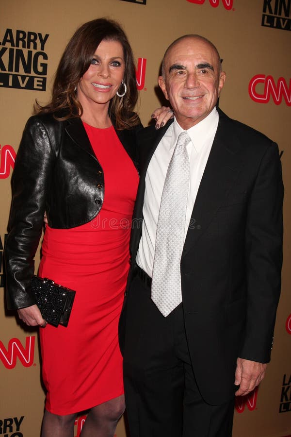 LOS ANGELES - DEC 16: Robert Shapiro & Wife arrives at CNN's 'Larry King Live' final broadcast party at Spago on December 16, 2010 in Beverly HIlls, CA.