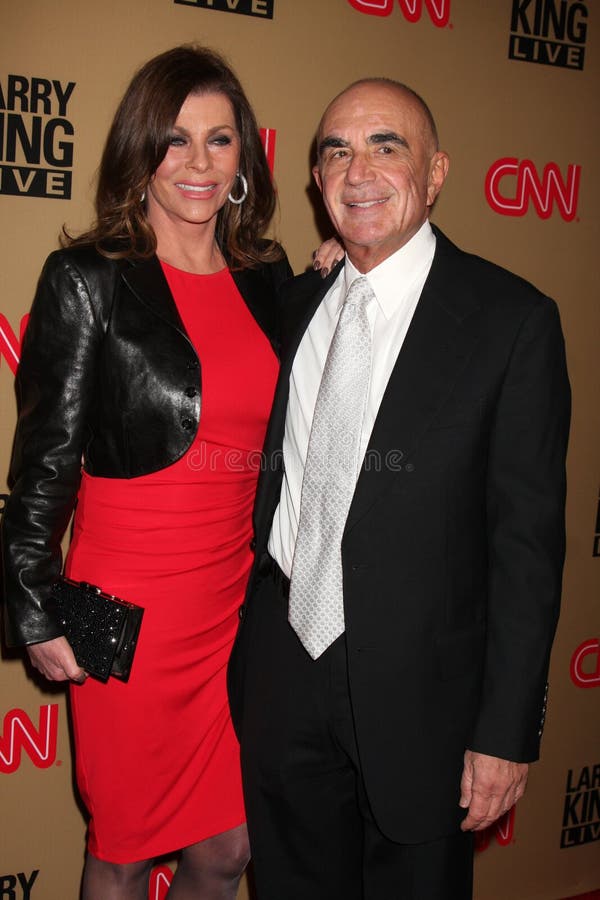 LOS ANGELES - DEC 16: Robert Shapiro & Wife arrives at CNN's 'Larry King Live' final broadcast party at Spago on December 16, 2010 in Beverly HIlls, CA.