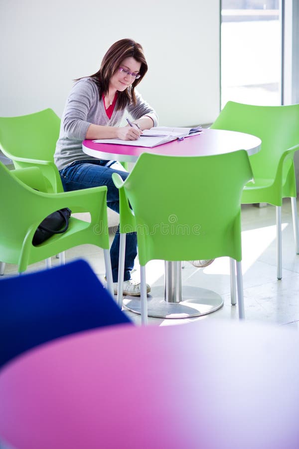 robi homeworkon żeńskiego ucznia kampus szkoła wyższa zdjęcie stock robi homeworkon żeńskiego ucznia kampus szkoła wyższa zdjęcie stock