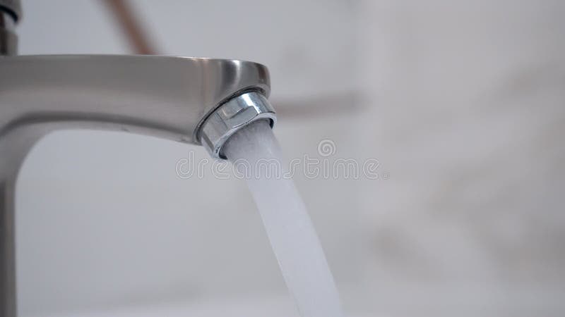 Robinet d'eau de tournage à main mâle pour verser l'eau dans la baignoire dans la salle de bain 4k métrage stock. banque de vidéos
