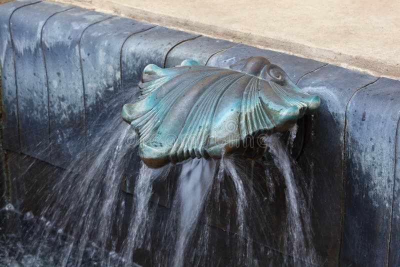 Robinet d'eau fait de bronze sous forme de coquille photographie stock Robinet d'eau fait de bronze sous forme de coquille photographie stock