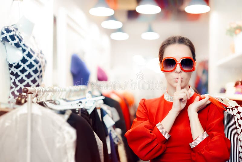 Robić zakupy z Dużą okulary przeciwsłoneczni kobietą Utrzymuje sekret