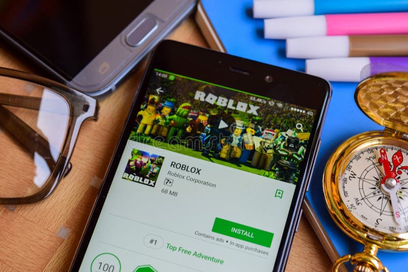 ROBLOX-bärare app på den Smartphone skärmen arkivbilder ROBLOX-bärare app på den Smartphone skärmen arkivbilder