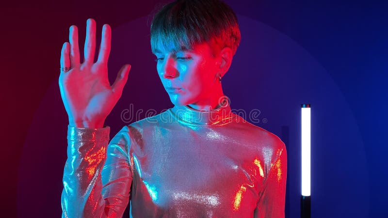 Robot androide femmina che sperimenta l'autodeterminazione guardando la mano archivi video