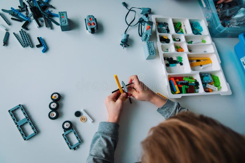 Robot budowlany dla dzieci w szkole poświęconej technologii robotycznej zdjęcia royalty free