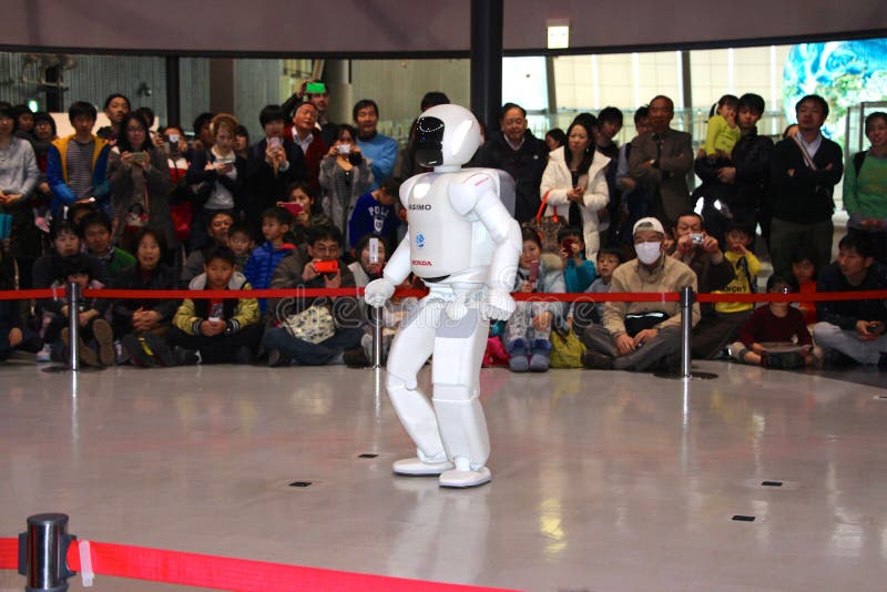 Robot che cammina intorno a fare una dimostrazione al museo fotografia stock Robot che cammina intorno a fare una dimostrazione al museo fotografia stock