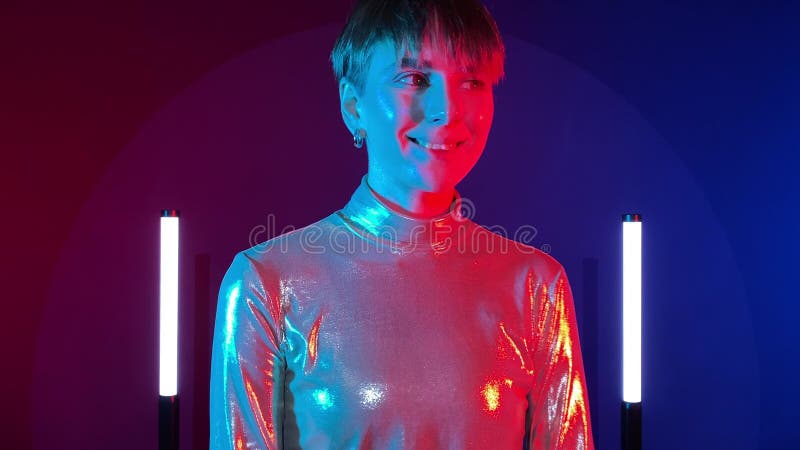 Robot femmina androide che cambia sorriso sintetico in espressioni vuote video d archivio