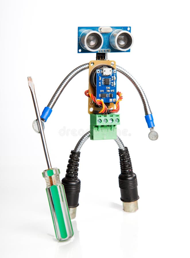 Robot som göras av delar av strömkretsbräden, isolat på vit royaltyfri fotografi