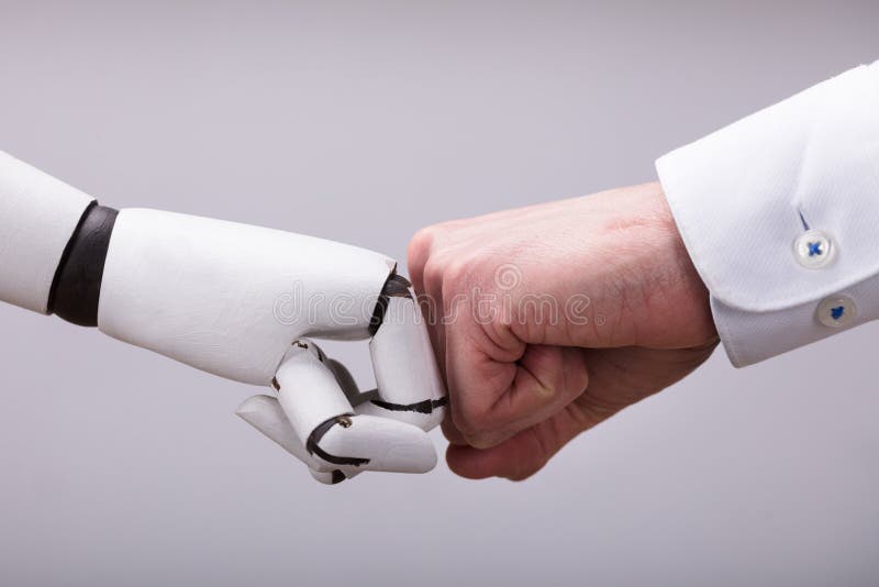 Robot y mano humana que hacen el topetón del puño