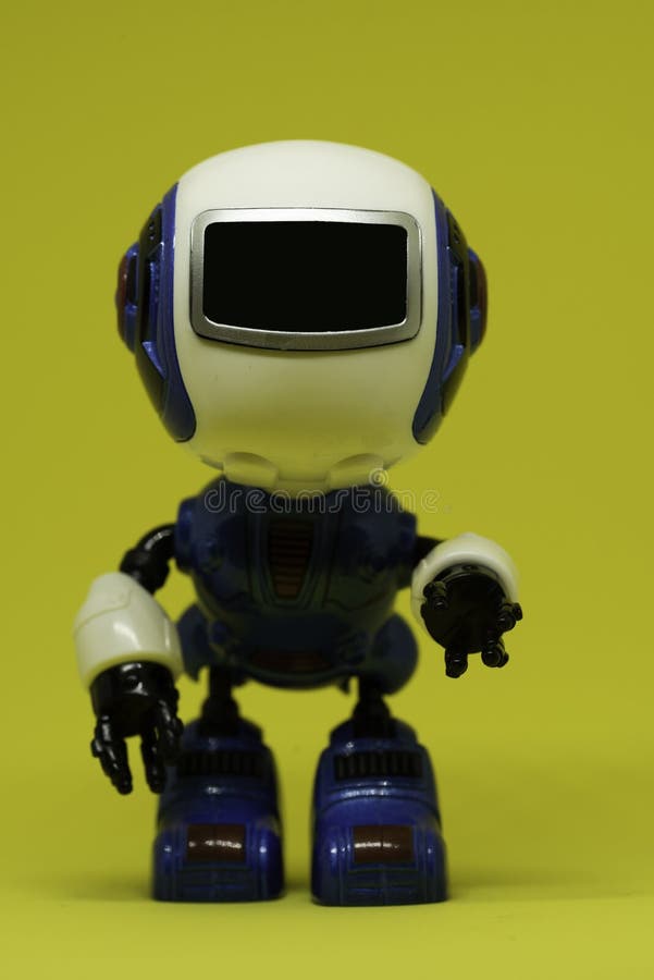 Robot zabawka na żółtym tle zdjęcia stock Robot zabawka na żółtym tle zdjęcia stock