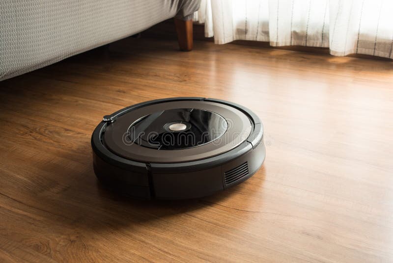 Robotdammsugare på trä, laminatgolv Smarta livbegrepp arkivfoto Robotdammsugare på trä, laminatgolv Smarta livbegrepp arkivfoto