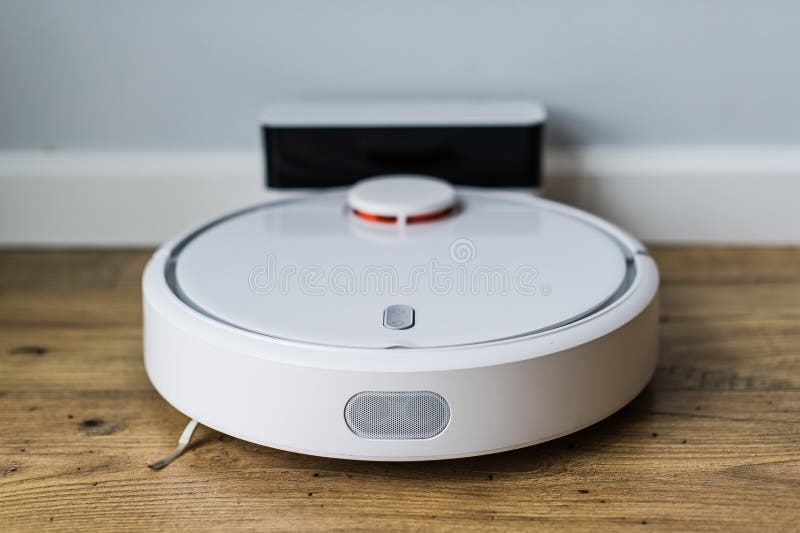 Robotdammsugare p? tr?golv ?vre sikt Smart hembegrepp Automatisk lokalv?rd royaltyfri foto Robotdammsugare p? tr?golv ?vre sikt Smart hembegrepp Automatisk lokalv?rd royaltyfri foto