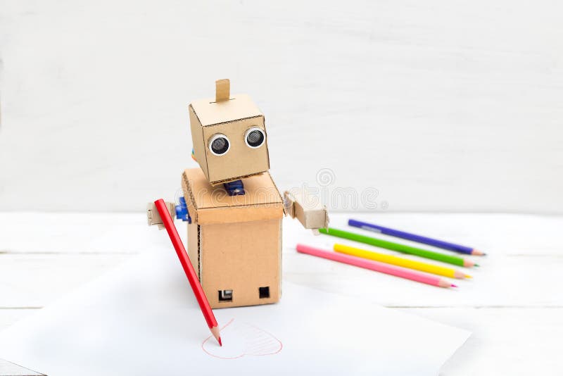 Roboten drar en blyertspennahjärta på ett stycke av papper arkivbild