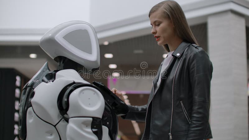 Roboten ser flickan. konstgjord intelligens. Moderna Robotic teknologier. roboten tittar pÃ¥ flickan med