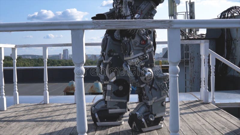 Roboter bewegt seine Hände auf Hintergrund von Stadtskylinen und von blauem Himmel gesamtlänge Konzept von Technologien mit künst stockfotos Roboter bewegt seine Hände auf Hintergrund von Stadtskylinen und von blauem Himmel gesamtlänge Konzept von Technologien mit künst stockfotos