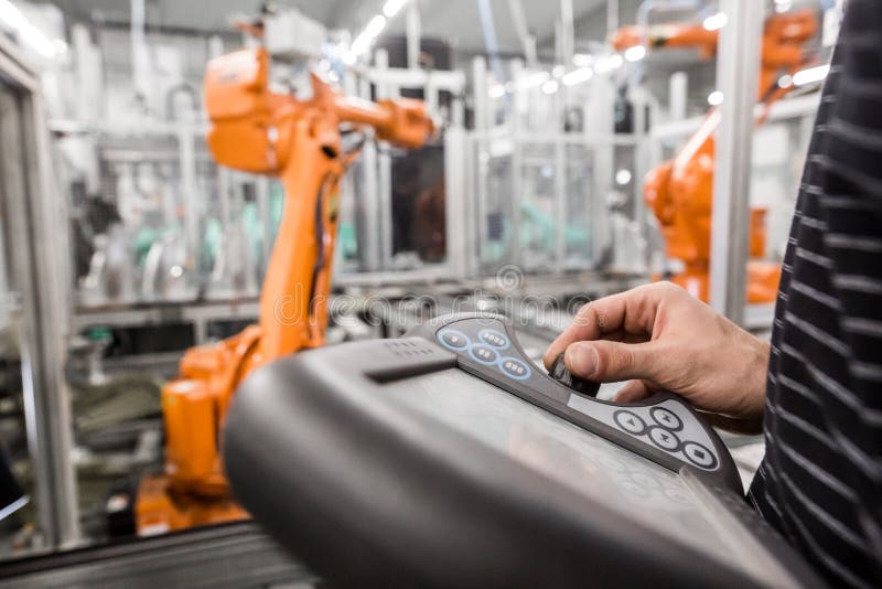 Roboter für die menschliche Programmierung in der Automobilindustrie, professioneller Programmierer, Industriekonzept lizenzfreies stockbild