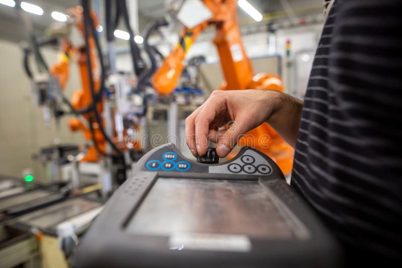 Roboter für die menschliche Programmierung in der Automobilindustrie, professioneller Programmierer, Industriekonzept lizenzfreie stockfotografie