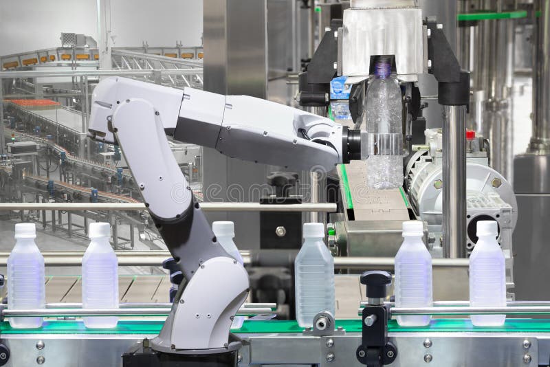 Robotic flaskor för vatten för arminnehav på drinkproduktionslinje royaltyfria bilder