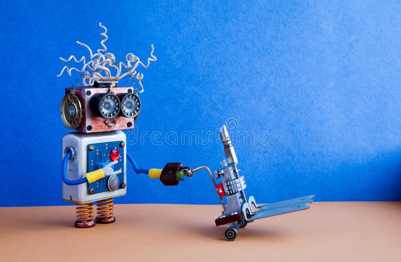 Robotic logistiskt hemsändningbegrepp För gaffeltruckvagn för robot rörande mekanism Brunt golv, blå väggbakgrund kopia arkivbild Robotic logistiskt hemsändningbegrepp För gaffeltruckvagn för robot rörande mekanism Brunt golv, blå väggbakgrund kopia arkivbild