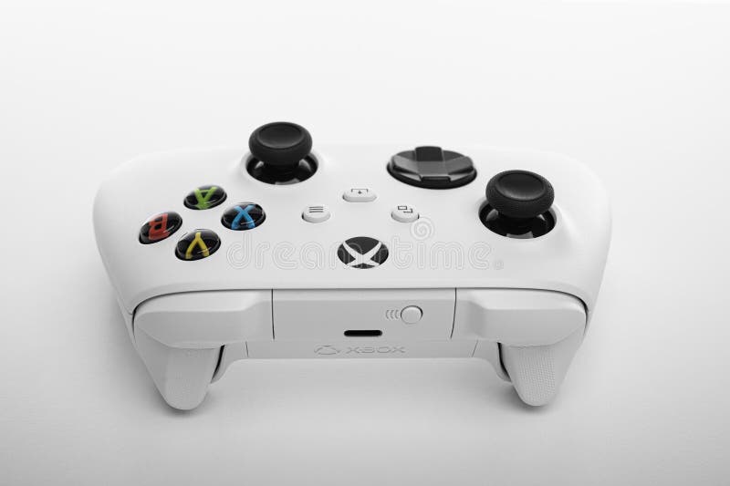 Robotvit trådlöst spel i den trådlösa mikromjuka xbox-styrenheten arkivfoton