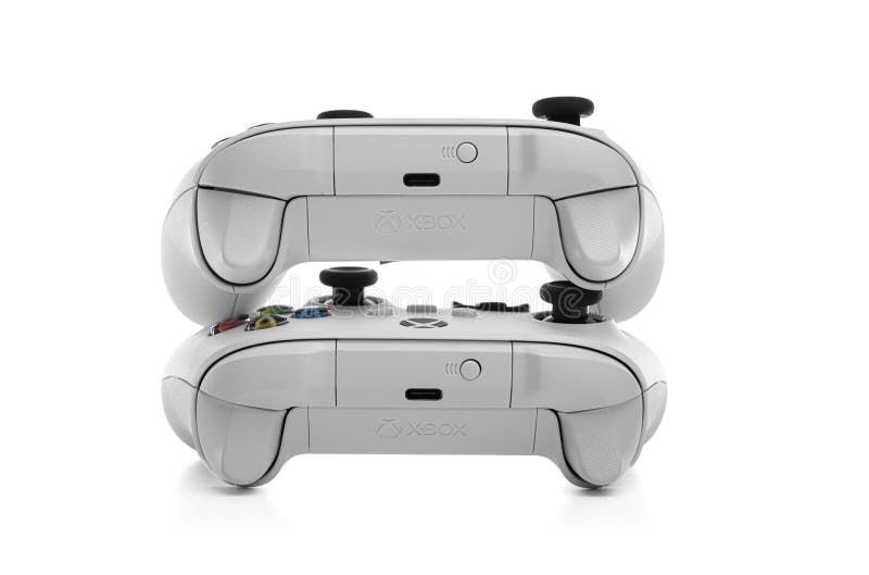 Robotvit trådlöst spel i den trådlösa mikromjuka xbox-styrenheten arkivfoton