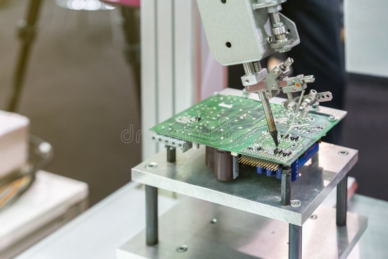 Robô automático alta-tecnologia e moderno para a máquina do conjunto da placa de circuito da cópia do PWB durante a parte de sold foto de stock Robô automático alta-tecnologia e moderno para a máquina do conjunto da placa de circuito da cópia do PWB durante a parte de sold foto de stock