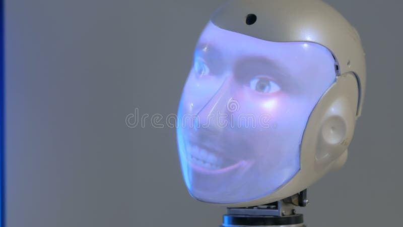 Robô engraçado do humanoid com fala da cara de exposição e cabeça movente