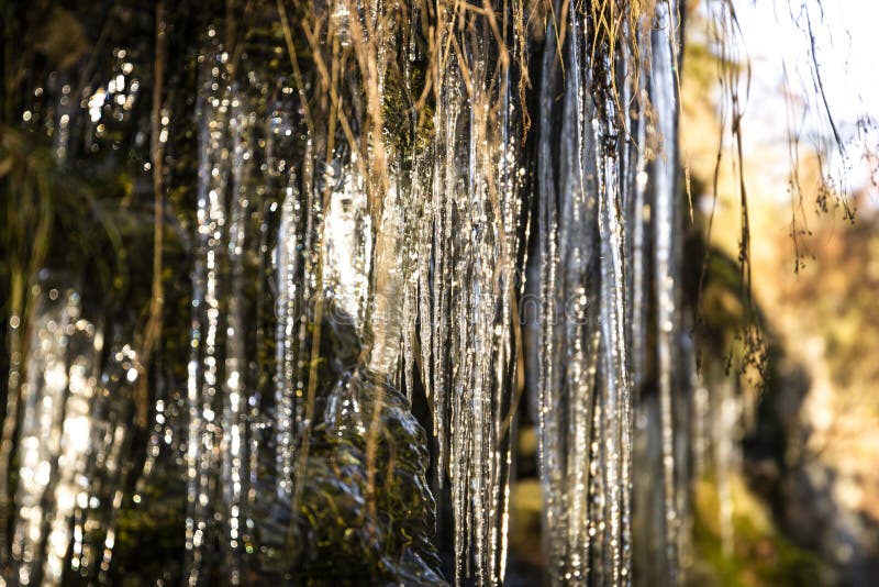 Roca con los carámbanos Primer del hielo en una roca imágenes de archivo libres de regalías Roca con los carámbanos Primer del hielo en una roca imágenes de archivo libres de regalías