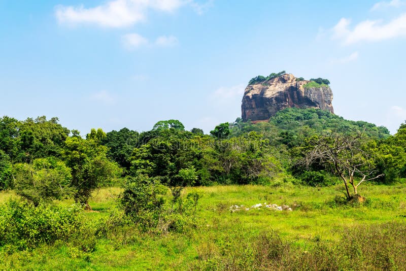 Roca de Sigiriya o roca del león, Sri Lanka fotografía de archivo libre de regalías Roca de Sigiriya o roca del león, Sri Lanka fotografía de archivo libre de regalías