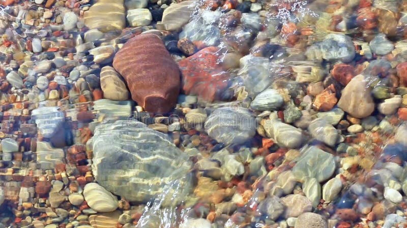 Roca transparente inferior de piedra del agua natural